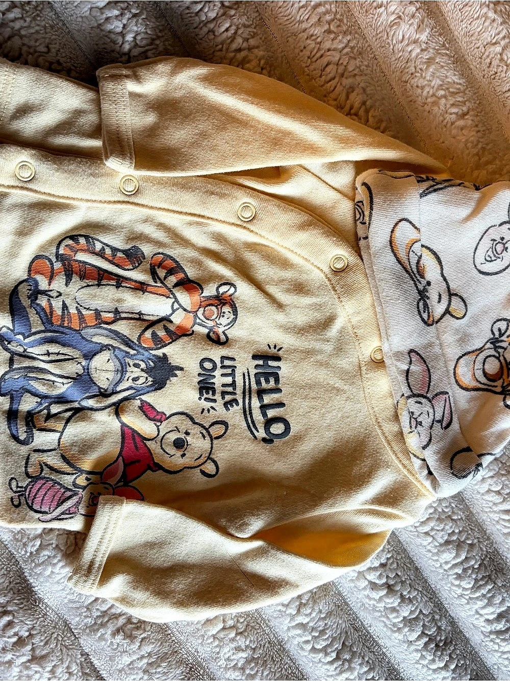 Disney Kids Winnie the Pooh Graphic Tee in Yellow Like New
